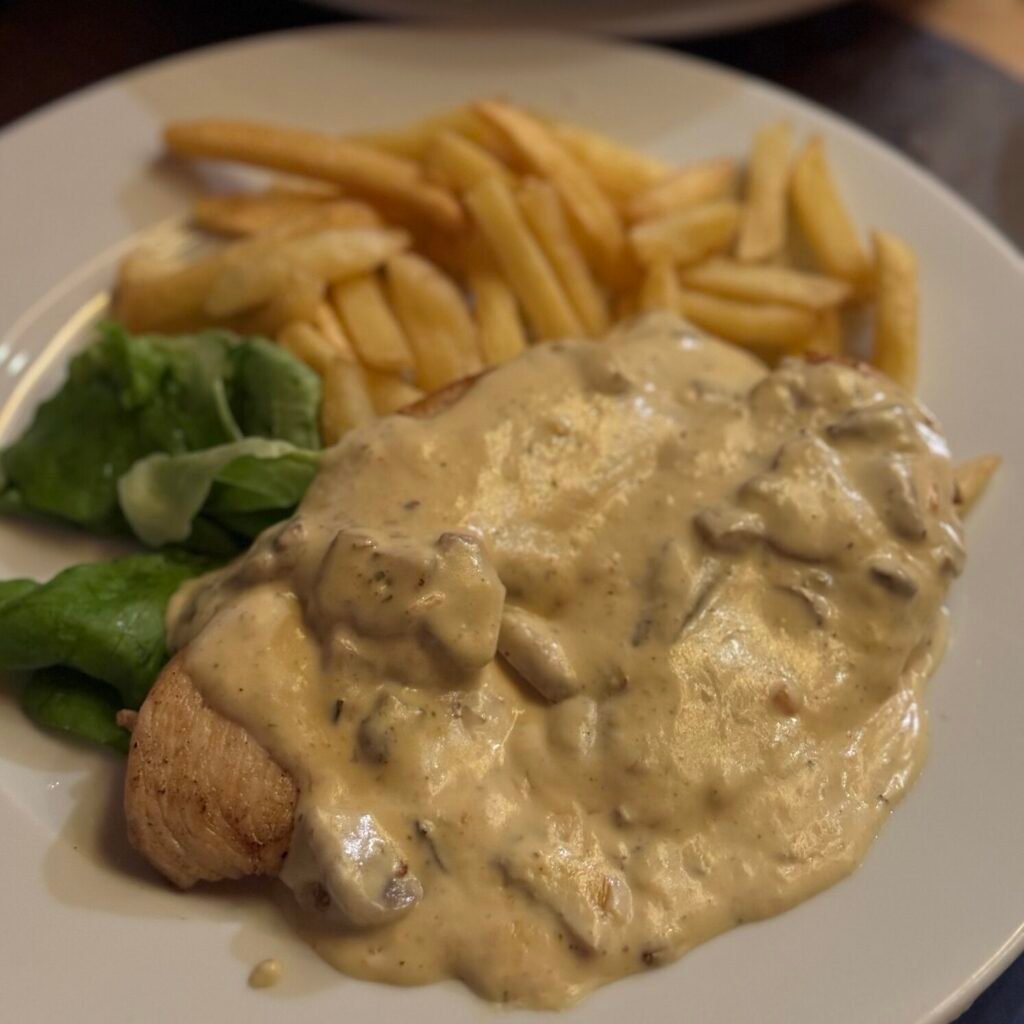 Grilled chicken fillet with mushroom sauce at Restaurant Or’O, Žabljak